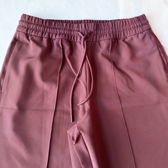 Athleta New Endeavor High Rise Relaxed Pant
Cherrywood Brown Women's Size S NWT - Picture 6 of 16